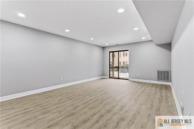 809 Woodbridge Commons Way 809, Iselin, NJ 08830