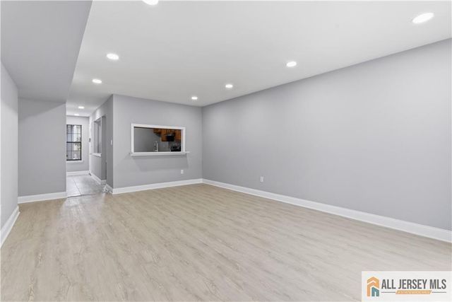 809 Woodbridge Commons Way 809, Iselin, NJ 08830