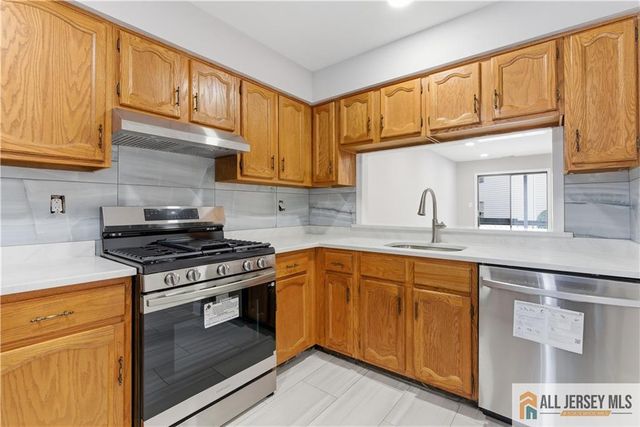 809 Woodbridge Commons Way 809, Iselin, NJ 08830