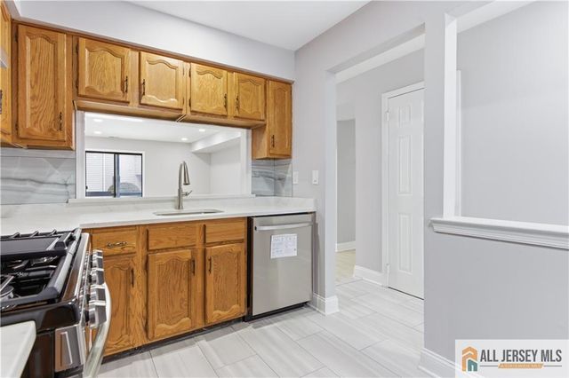 809 Woodbridge Commons Way 809, Iselin, NJ 08830