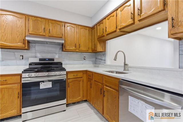 809 Woodbridge Commons Way 809, Iselin, NJ 08830