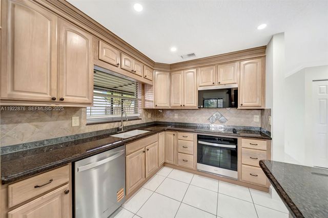 4852 Grapevine Way, Davie, FL 33331