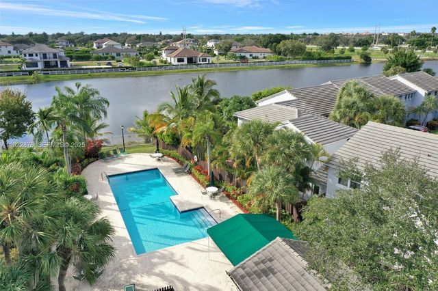 4852 Grapevine Way, Davie, FL 33331