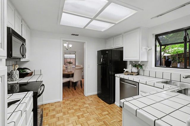 2084 University Park Dr, Sacramento, CA 95825