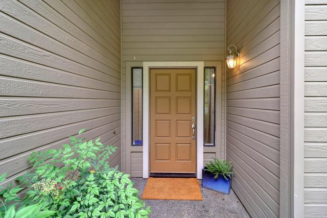 2084 University Park Dr, Sacramento, CA 95825