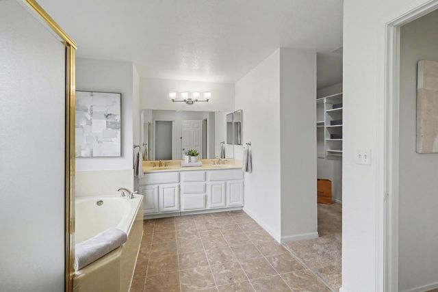 2084 University Park Dr, Sacramento, CA 95825