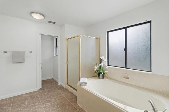 2084 University Park Dr, Sacramento, CA 95825