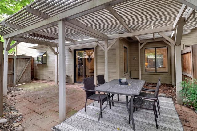 2084 University Park Dr, Sacramento, CA 95825