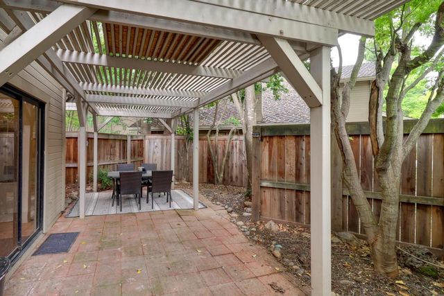 2084 University Park Dr, Sacramento, CA 95825