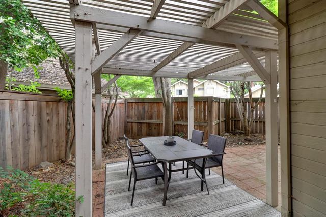 2084 University Park Dr, Sacramento, CA 95825