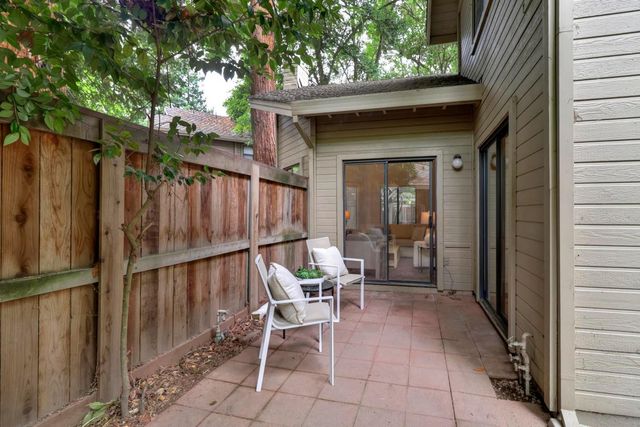 2084 University Park Dr, Sacramento, CA 95825