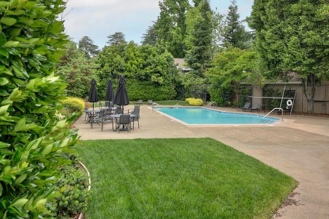 2084 University Park Dr, Sacramento, CA 95825