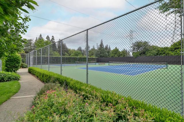 2084 University Park Dr, Sacramento, CA 95825