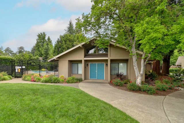 2084 University Park Dr, Sacramento, CA 95825