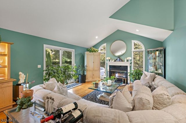23 Zeim Dr, Clifton City, NJ 07012