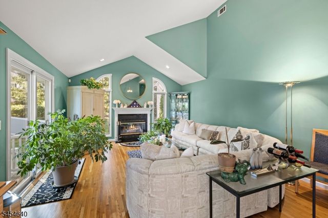 23 Zeim Dr, Clifton City, NJ 07012