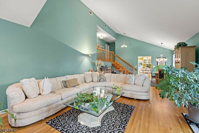 23 Zeim Dr, Clifton City, NJ 07012