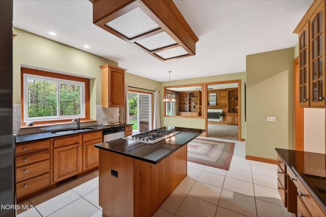 8819 Royal Oak Drive, Holland, OH 43528