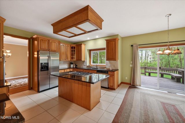 8819 Royal Oak Drive, Holland, OH 43528