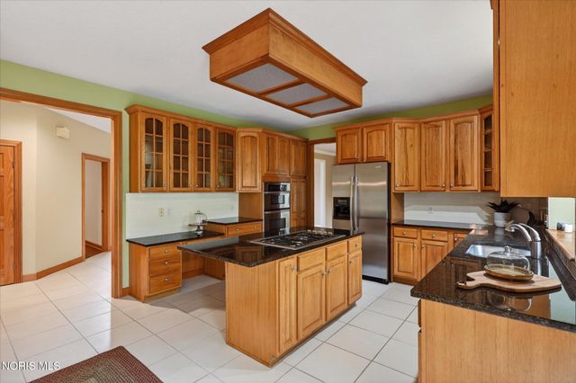 8819 Royal Oak Drive, Holland, OH 43528