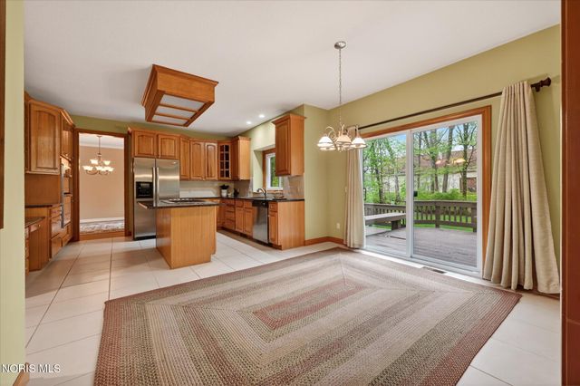 8819 Royal Oak Drive, Holland, OH 43528