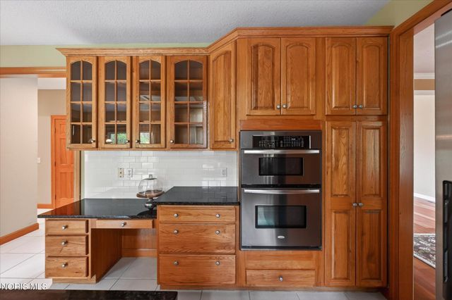 8819 Royal Oak Drive, Holland, OH 43528