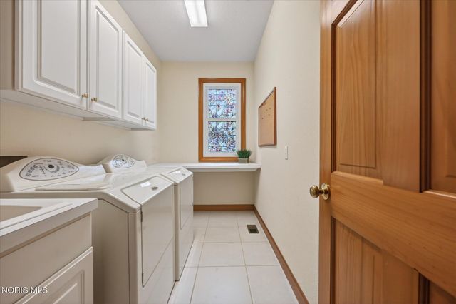 8819 Royal Oak Drive, Holland, OH 43528