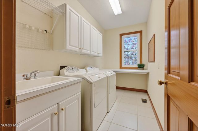 8819 Royal Oak Drive, Holland, OH 43528