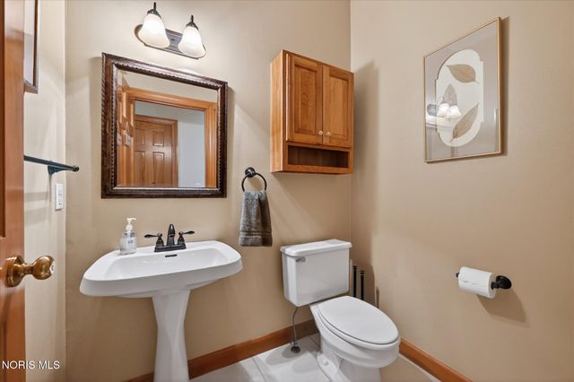 8819 Royal Oak Drive, Holland, OH 43528