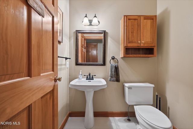 8819 Royal Oak Drive, Holland, OH 43528