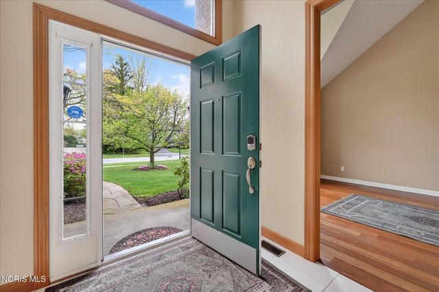 8819 Royal Oak Drive, Holland, OH 43528