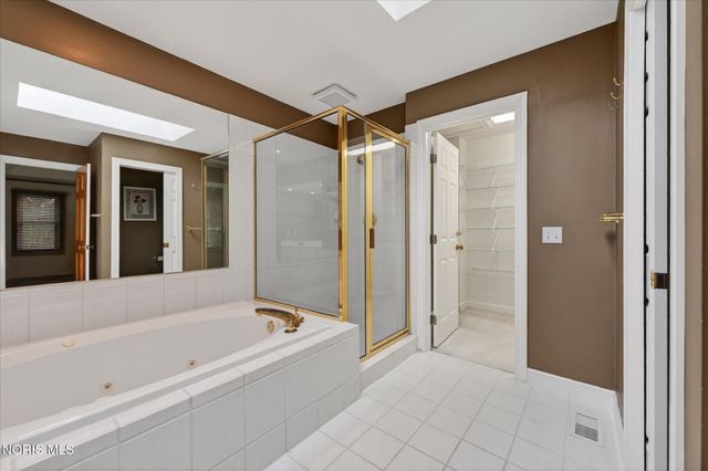 8819 Royal Oak Drive, Holland, OH 43528