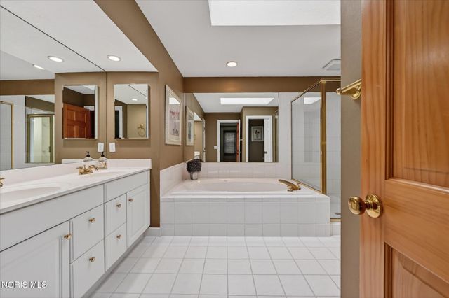 8819 Royal Oak Drive, Holland, OH 43528