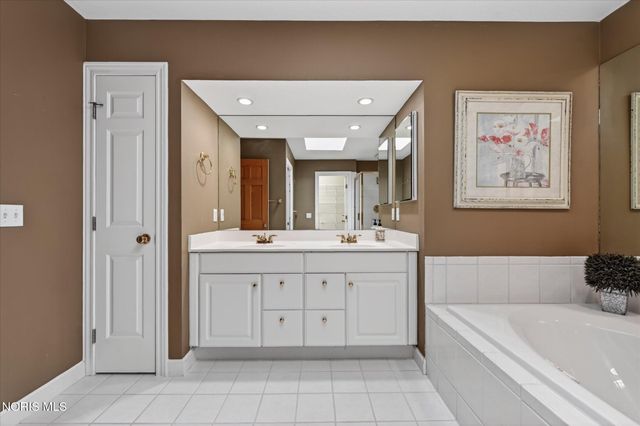 8819 Royal Oak Drive, Holland, OH 43528