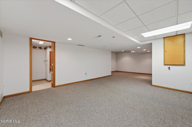 8819 Royal Oak Drive, Holland, OH 43528