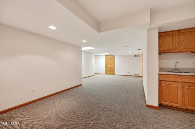 8819 Royal Oak Drive, Holland, OH 43528