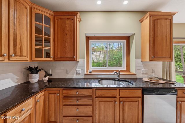 8819 Royal Oak Drive, Holland, OH 43528