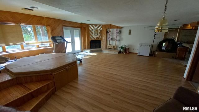 27841 BOWKER Drive, Le Claire, IA 52753