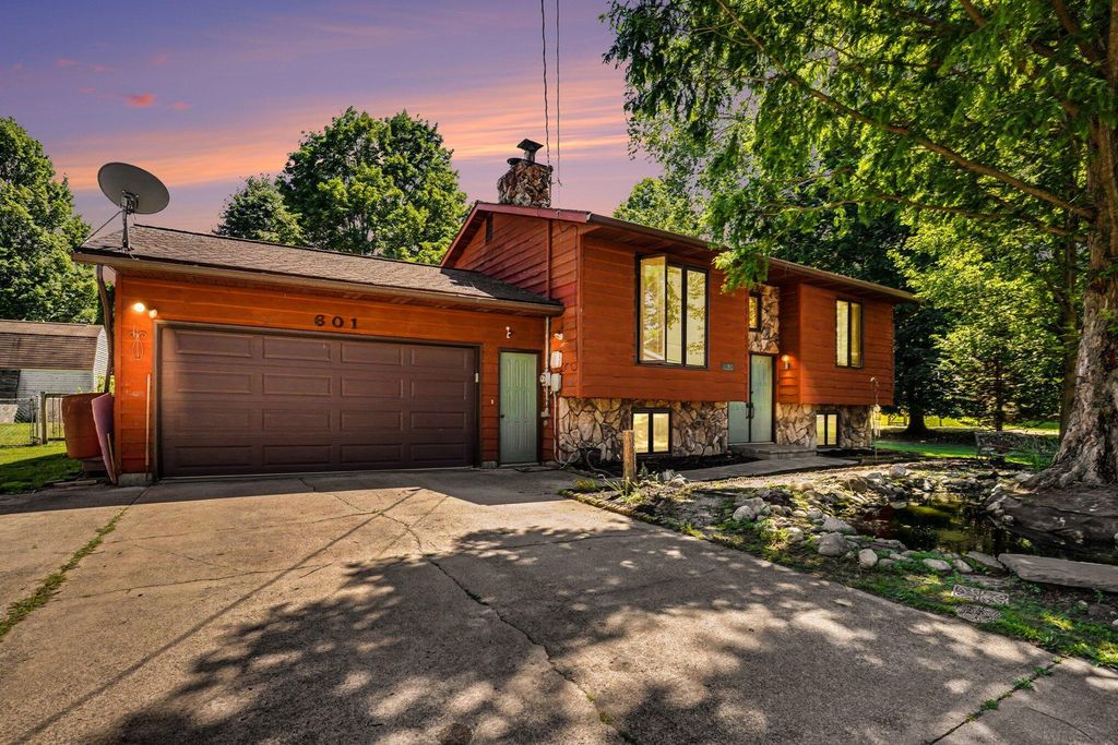 601 W North Street, Paw Paw Vllg, MI 49079