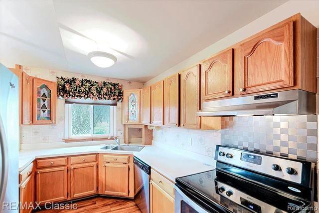 9039 Lake E Road 45, Clarkston, MI 48348