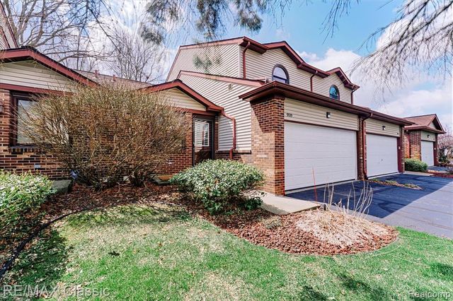 9039 Lake E Road 45, Clarkston, MI 48348