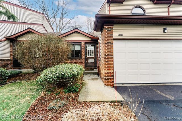 9039 Lake E Road 45, Clarkston, MI 48348