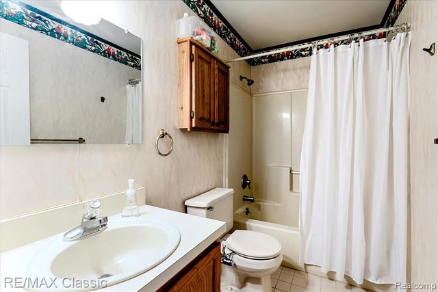 9039 Lake E Road 45, Clarkston, MI 48348