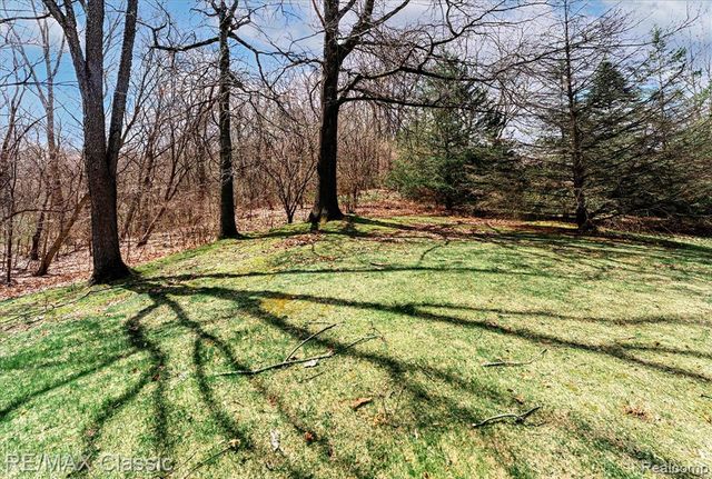 9039 Lake E Road 45, Clarkston, MI 48348