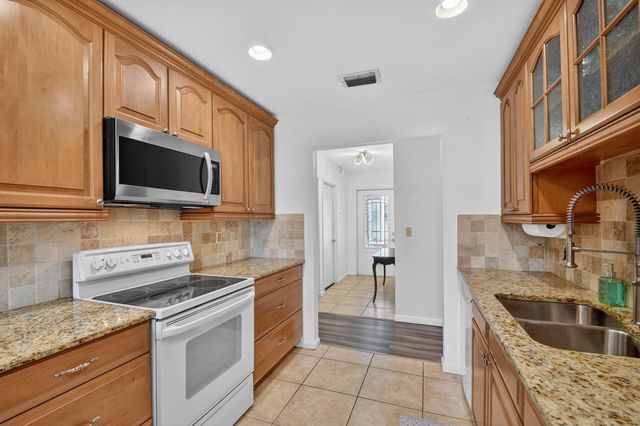 3618 Valley Way, West Palm Beach, FL 33406