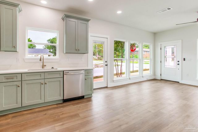 16 S M St, Pensacola, FL 32502