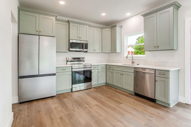 16 S M St, Pensacola, FL 32502