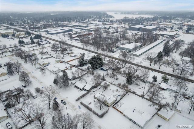 1122 Lynsue Lane, Waterford Charter Township, MI 48327