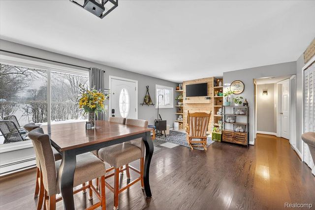 1122 Lynsue Lane, Waterford Charter Township, MI 48327