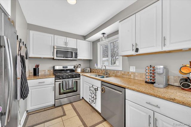 1122 Lynsue Lane, Waterford Charter Township, MI 48327